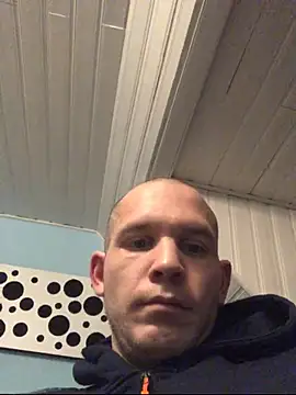 Snapshot of Spielzeugtwink chatting on November 2025 12:21:01 AM Spielzeugtwink online show from November 2025 12:21:01 AM