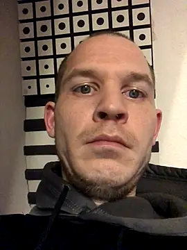 Snapshot of Spielzeugtwink chatting on November 2025 04:18:02 PM Spielzeugtwink online show from November 2025 04:18:02 PM