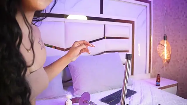 luciana agudelo online show from April 2026 07:30:01 PM