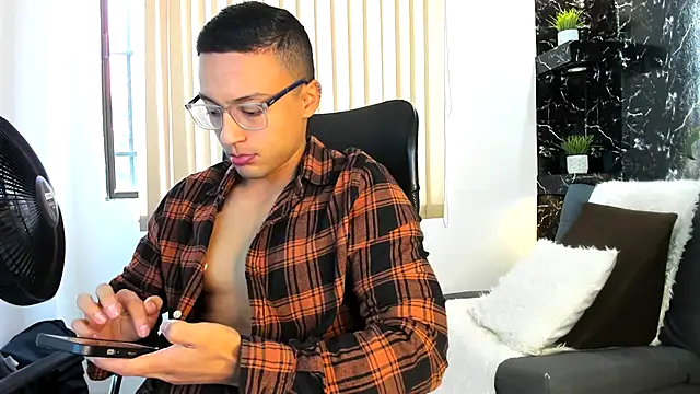 Snapshot of thomas_scot1 chatting on November 2025 01:21:02 PM thomas scot1 online show from November 2025 01:21:02 PM