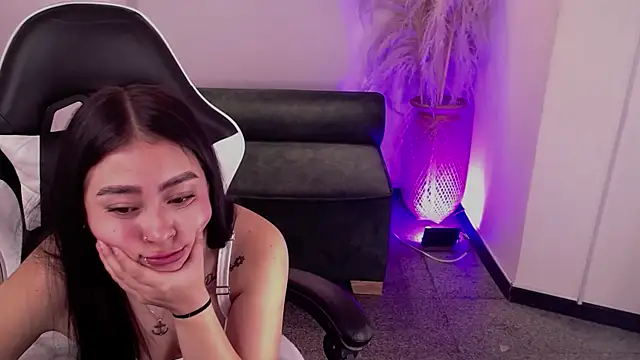 Snapshot of vallolett chatting on November 2025 06:19:02 PM vallolett online show from November 2025 06:19:02 PM