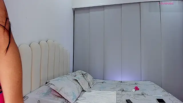 Amira-Zahra online show from February 2026 12:40:01 AM