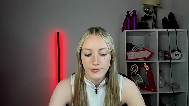 Snapshot of EvelynBlond chatting on May 2026 12:36:01 PM EvelynBlond online show from May 2026 12:36:01 PM