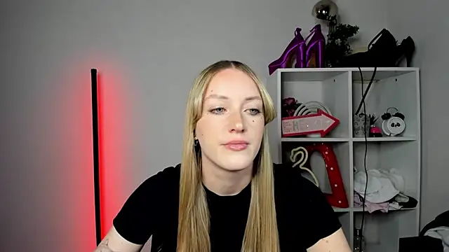 Snapshot of EvelynBlond chatting on May 2026 12:30:02 PM EvelynBlond online show from May 2026 12:30:02 PM