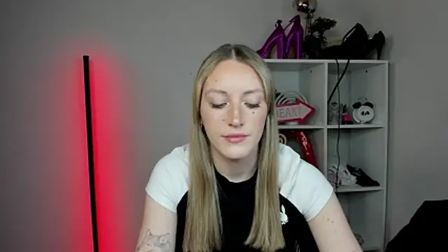 Snapshot of EvelynBlond chatting on April 2026 12:23:01 PM EvelynBlond online show from April 2026 12:23:01 PM