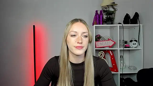 Snapshot of EvelynBlond chatting on May 2026 05:27:02 AM EvelynBlond online show from May 2026 05:27:02 AM