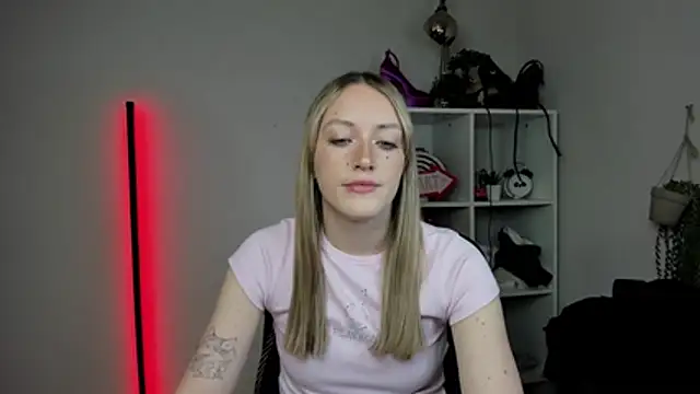 EvelynBlond online show from April 2026 12:28:01 PM