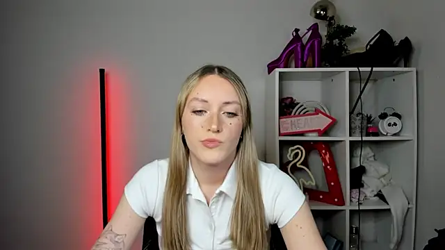 Snapshot of EvelynBlond chatting on April 2026 12:34:01 PM EvelynBlond online show from April 2026 12:34:01 PM