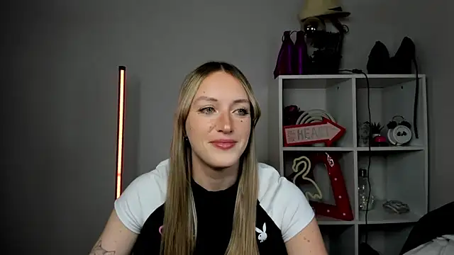 Snapshot of EvelynBlond chatting on May 2026 12:45:01 PM EvelynBlond online show from May 2026 12:45:01 PM