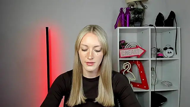 Snapshot of EvelynBlond chatting on May 2026 12:35:02 PM EvelynBlond online show from May 2026 12:35:02 PM