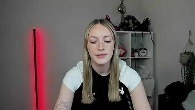 EvelynBlond online show from April 2026 12:45:01 PM