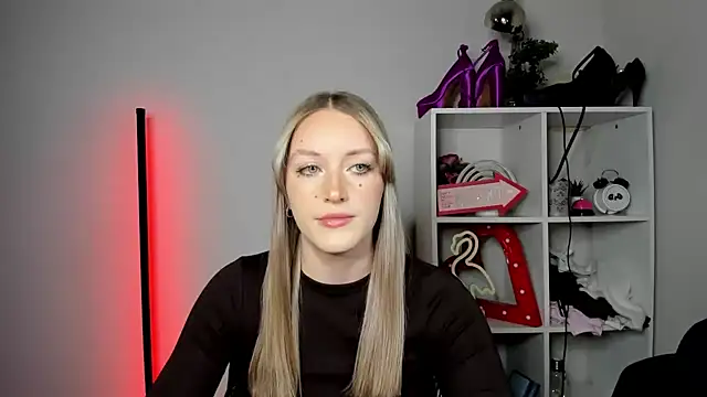 Snapshot of EvelynBlond chatting on May 2026 12:41:02 PM EvelynBlond online show from May 2026 12:41:02 PM