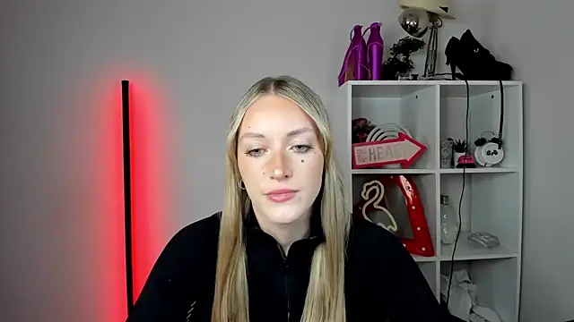 Snapshot of EvelynBlond chatting on June 2026 12:38:01 PM EvelynBlond online show from June 2026 12:38:01 PM