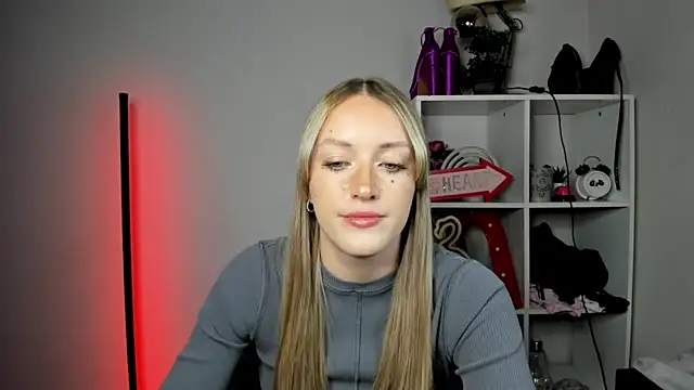 Snapshot of EvelynBlond chatting on May 2026 04:37:01 PM EvelynBlond online show from May 2026 04:37:01 PM