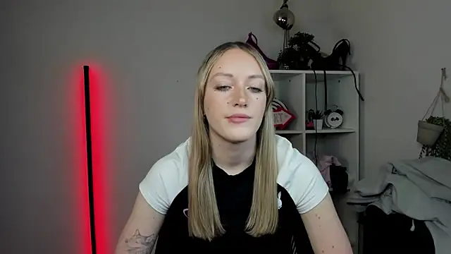 EvelynBlond online show from April 2026 12:33:01 PM