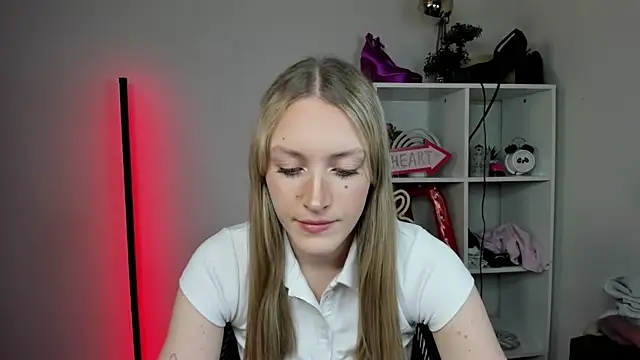 Snapshot of EvelynBlond chatting on April 2026 12:30:01 PM EvelynBlond online show from April 2026 12:30:01 PM