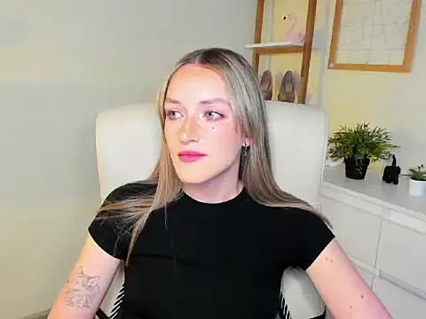 Snapshot of EvelynBlond chatting on November 2025 01:43:01 PM EvelynBlond online show from November 2025 01:43:01 PM