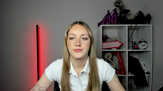 Snapshot of EvelynBlond chatting on April 2026 12:29:02 PM EvelynBlond online show from April 2026 12:29:02 PM