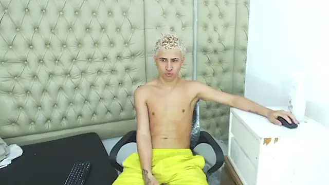 Snapshot of HollmanFronsh chatting on November 2025 02:01:02 AM HollmanFronsh online show from November 2025 02:01:02 AM