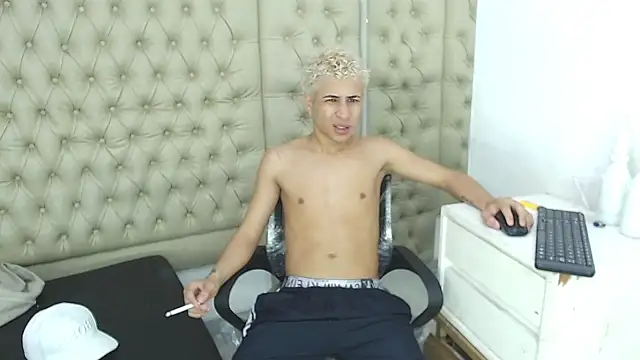 Snapshot of HollmanFronsh chatting on December 2025 02:56:02 AM HollmanFronsh online show from December 2025 02:56:02 AM