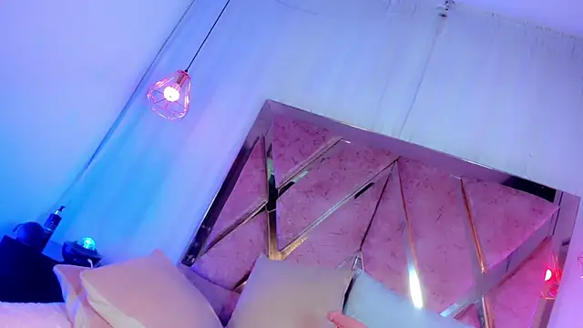 atenea taylor  online show from December 2025 04:57:02 AM