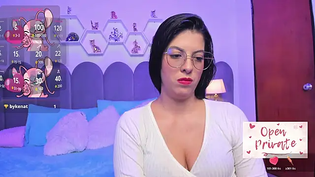 lunagomez24 online show from November 2025 03:51:02 AM