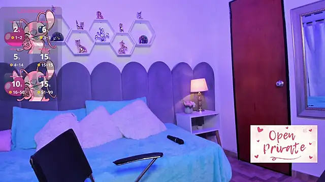 lunagomez24 online show from November 2025 01:17:01 AM