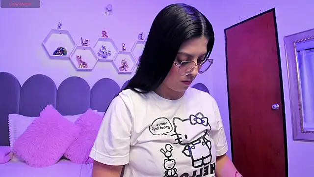 lunagomez24 online show from January 2026 01:53:02 AM