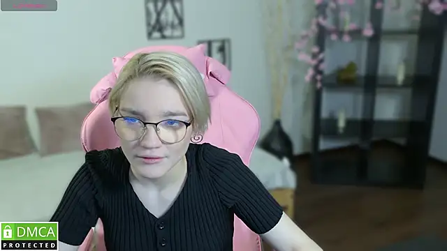 Megan Lora online show from December 2025 08:15:02 AM