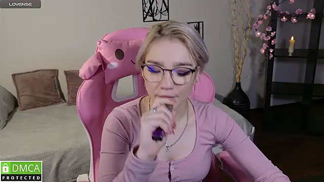 Megan Lora online show from November 2025 08:35:02 AM