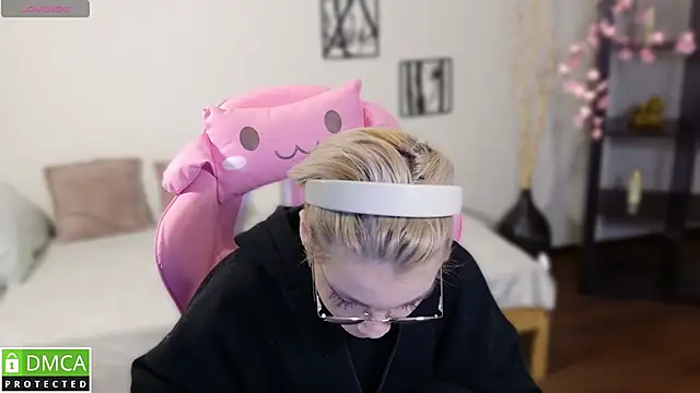 Megan Lora online show from November 2025 01:17:01 AM