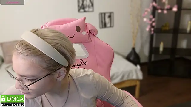 Megan Lora online show from November 2025 01:05:01 AM