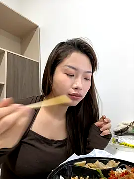 GYYoo online show from December 2025 04:55:01 AM