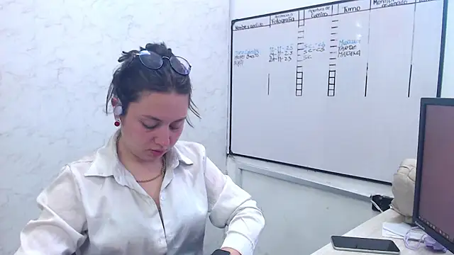 Alice Sinclair  online show from November 2025 12:38:01 PM