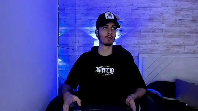 Emir Ozan  online show from December 2025 11:24:02 AM