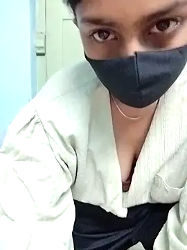 Miss tinaaa online show from November 2025 10:37:01 AM