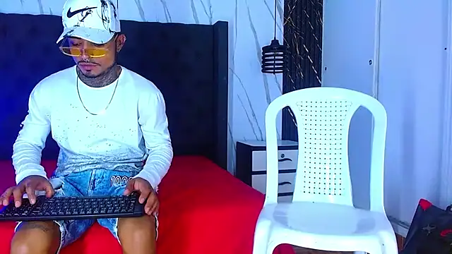 Hot Latino x online show from December 2025 07:45:01 PM