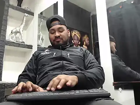 Snapshot of Liam_hairy chatting on December 2025 03:44:02 AM Liam hairy online show from December 2025 03:44:02 AM