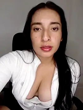 kira-stormm online show from April 2026 09:40:01 PM