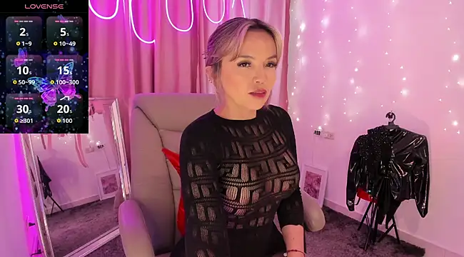 Snapshot of HikariWen chatting on December 2025 05:44:01 PM HikariWen online show from December 2025 05:44:01 PM