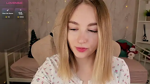 Snapshot of Shy_Polly chatting on December 2025 12:05:01 AM Shy Polly online show from December 2025 12:05:01 AM