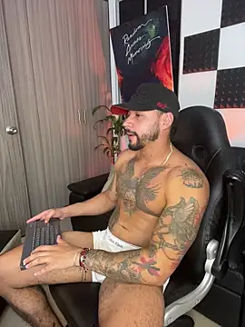 Snapshot of NikoHank chatting on December 2025 04:28:02 AM NikoHank online show from December 2025 04:28:02 AM