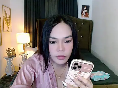 hollyyumiloove online show from May 2026 10:19:01 AM