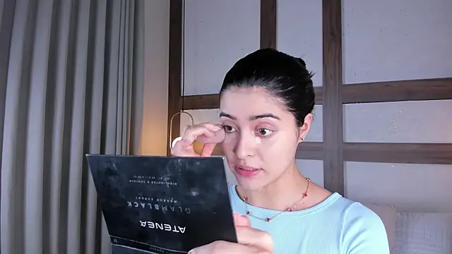 SarhaVega online show from December 2025 01:22:02 PM