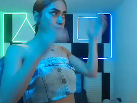 Snapshot of bonnie_blue_18 chatting on December 2025 01:32:01 PM bonnie blue 18 online show from December 2025 01:32:01 PM