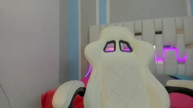 mask red girl online show from February 2026 12:38:02 PM