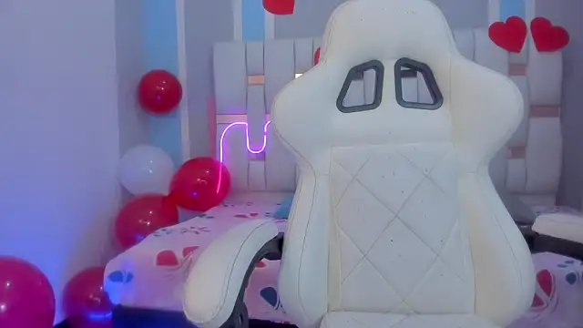 mask red girl online show from February 2026 12:37:01 PM