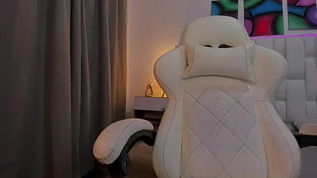 mask red girl online show from April 2026 01:03:02 PM