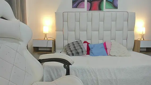 mask red girl online show from March 2026 01:01:02 PM