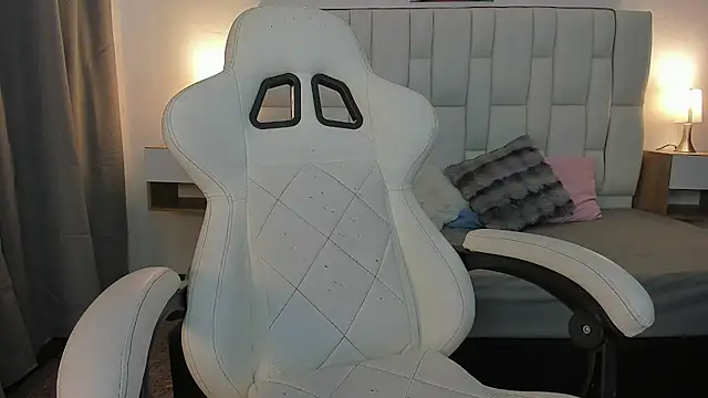 mask red girl online show from March 2026 01:16:02 PM